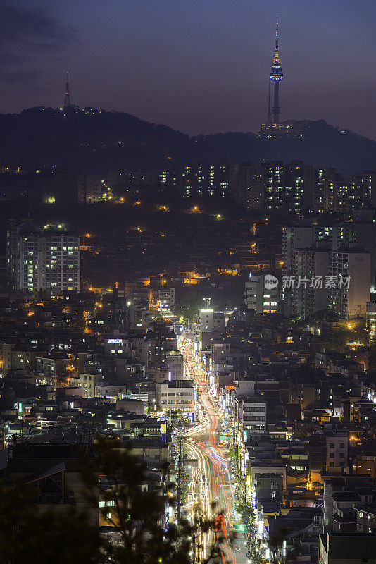 首尔南山大厦俯瞰交通灯火通明的街道在黄昏的韩国