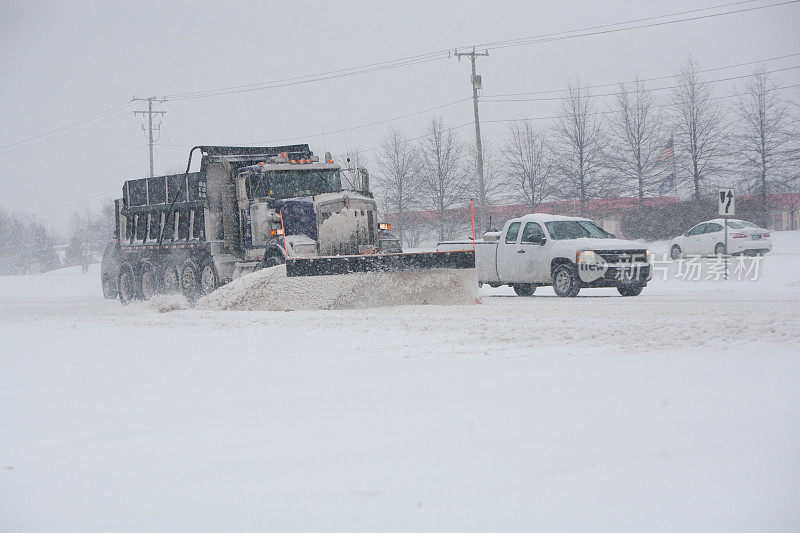 大扫雪车在公路上扫雪