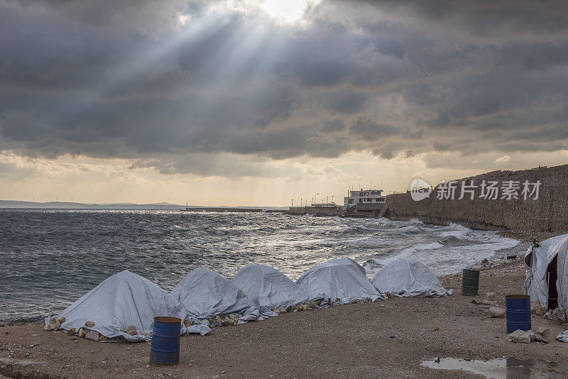 阴沉的天空和希腊难民营上空的神光