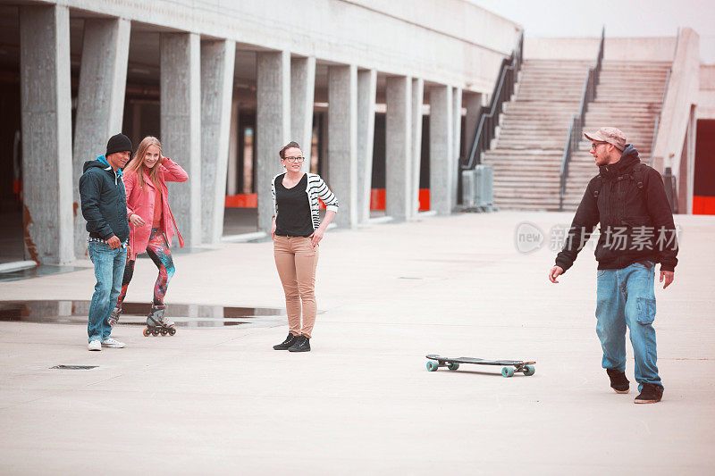 一群玩长滑板的青少年
