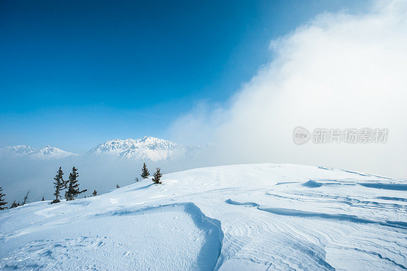 晴天的高山景观