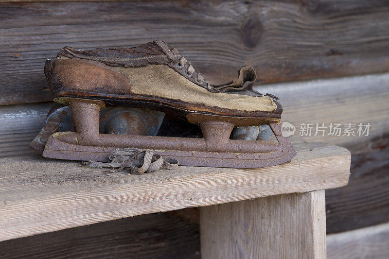 在木凳上的老式溜冰鞋。