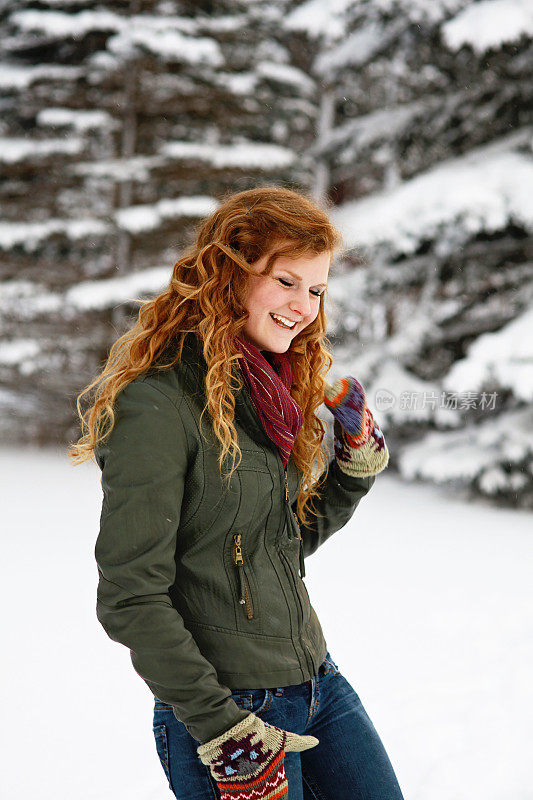 在雪中欢笑的少女