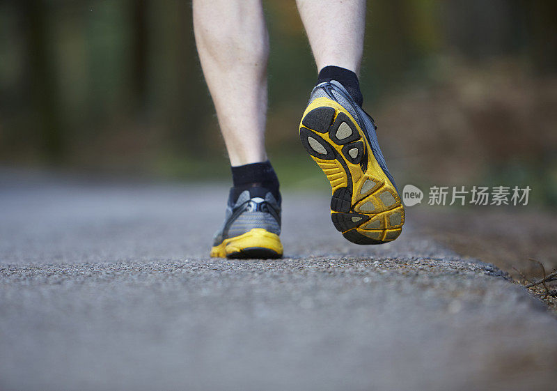 男子运动鞋在路上奔跑的特写