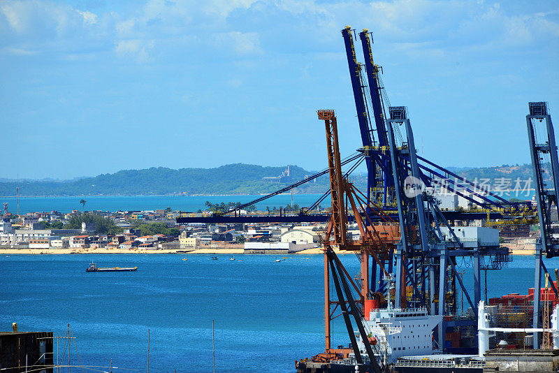 巴西巴伊亚港的起重机