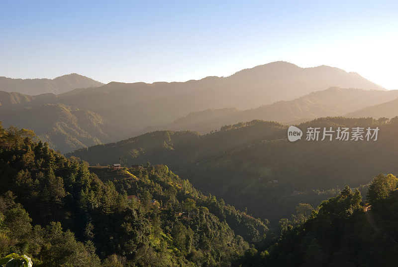 一缕阳光照耀着群山