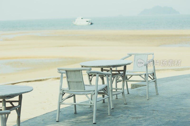 一套桌椅靠近美丽的海滩。
