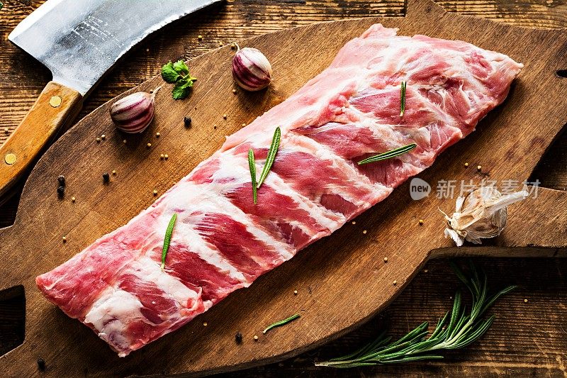 猪排和切肉刀放在木砧板上