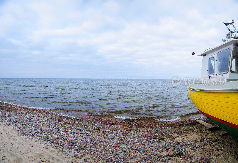 波罗的海沿岸和旧渔船的全景