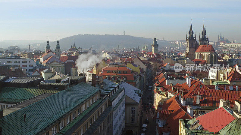 布拉格老城的瓦片屋顶和哥特式尖顶