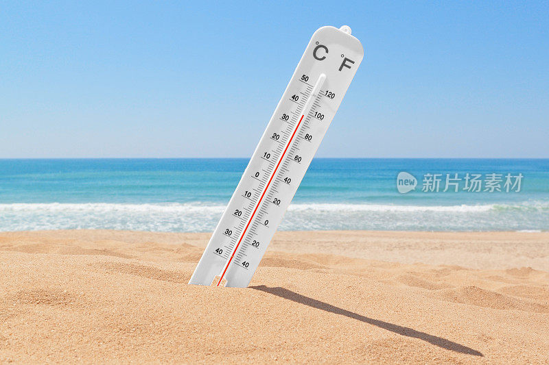 海边沙滩上的温度计