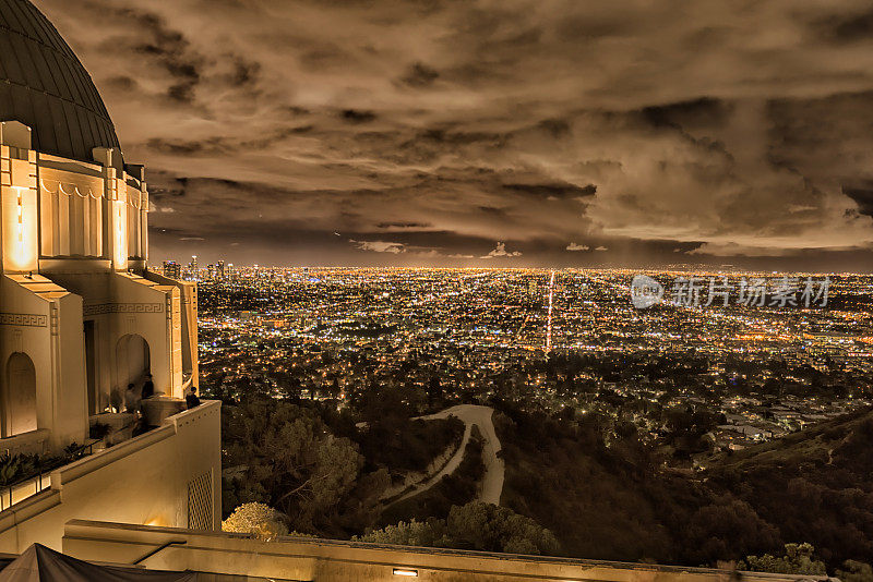 从山顶俯瞰乌云密布的洛杉矶城市景观