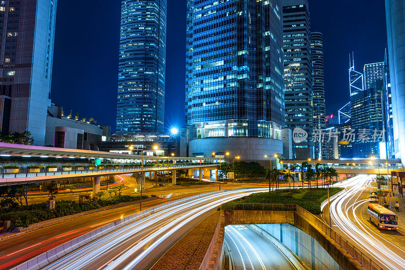 香港，现代都市夜晚的交通灯轨迹