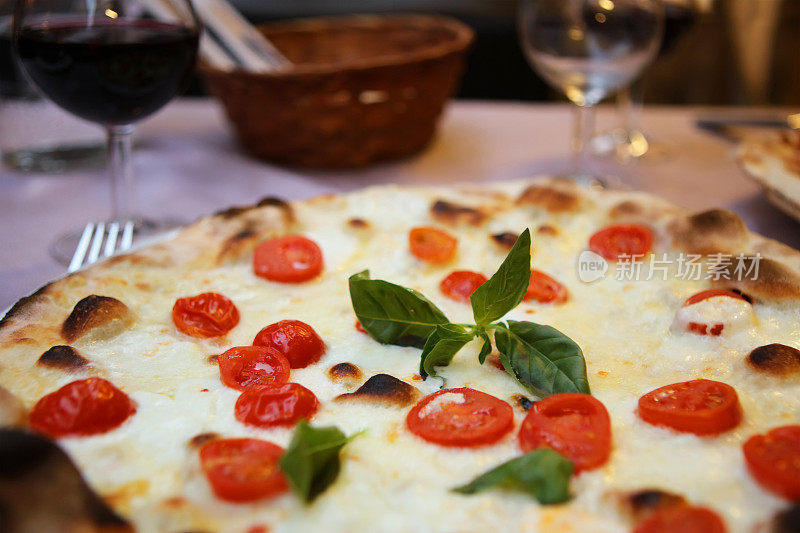 传统意大利披萨配水牛奶酪和樱桃番茄