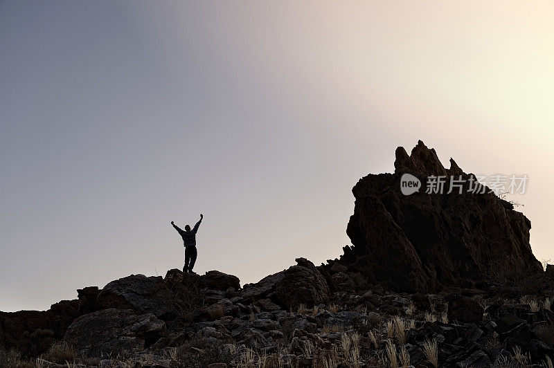 黎明时，人们对着天空举手