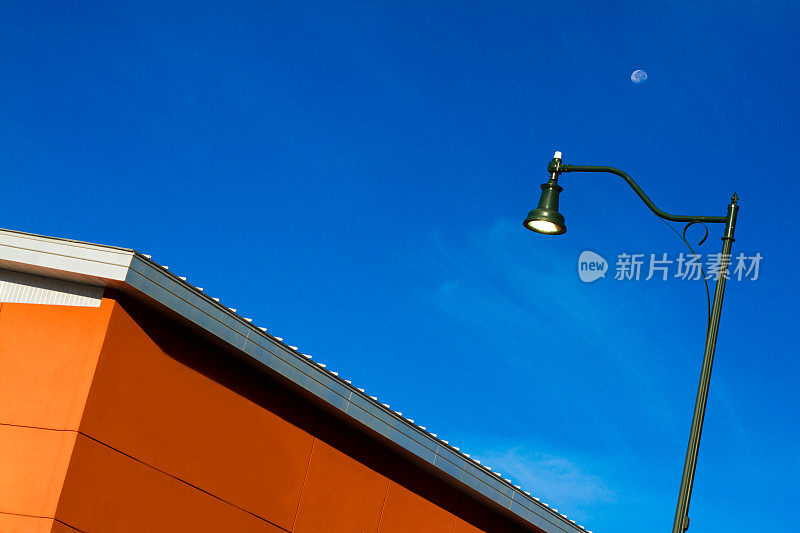 清晨:路灯，蓝天月亮，屋顶