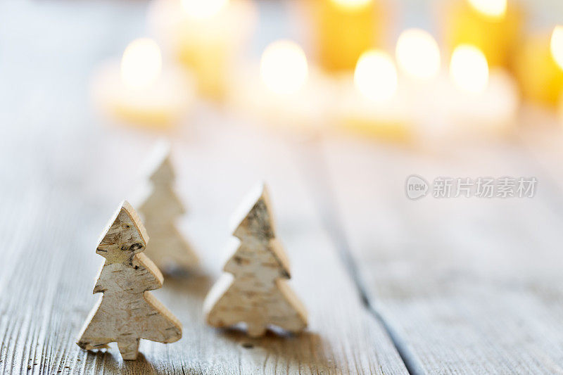 圣诞树和蜡烛灯在乡村木材