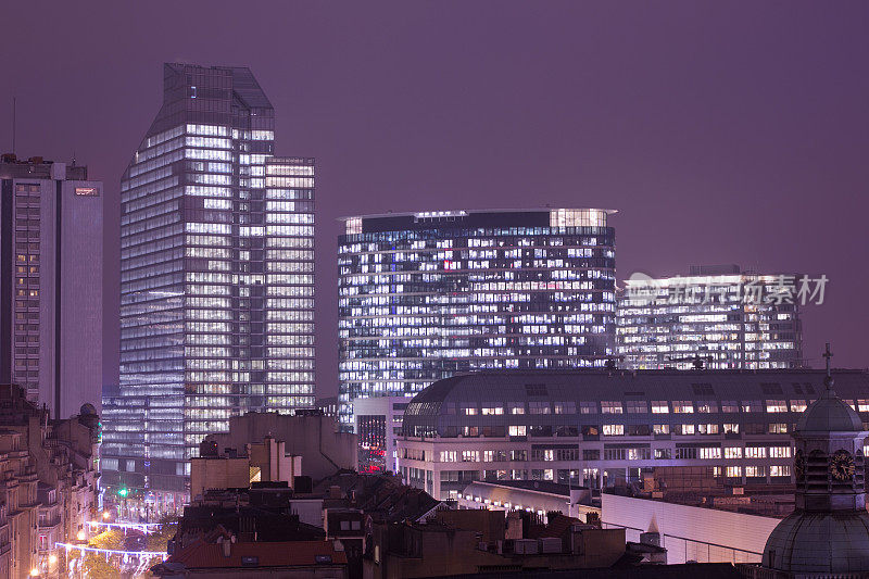 布鲁塞尔夜晚摩天大楼的城市景观