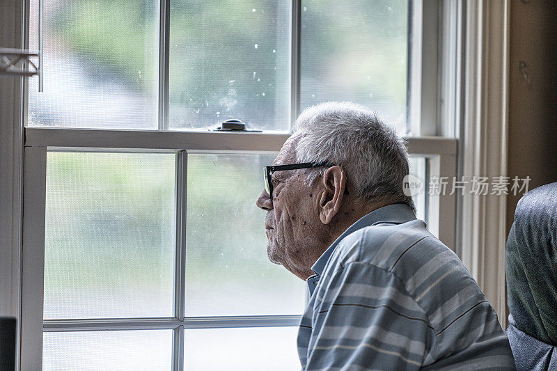 老年痴呆症患者透过肮脏的窗户看