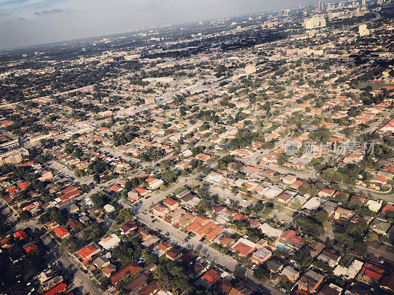 鸟瞰图从飞机降落在迈阿密，佛罗里达，美国