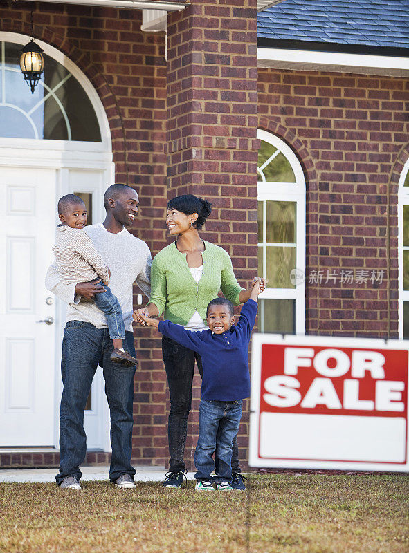一个非裔美国家庭在看房子出售