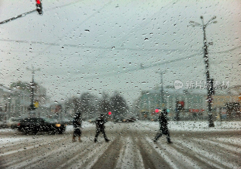 雨雪交加的莫斯科街头，行人过街
