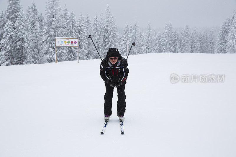 斯洛文尼亚的罗格拉，沉闷的一天滑雪运动员