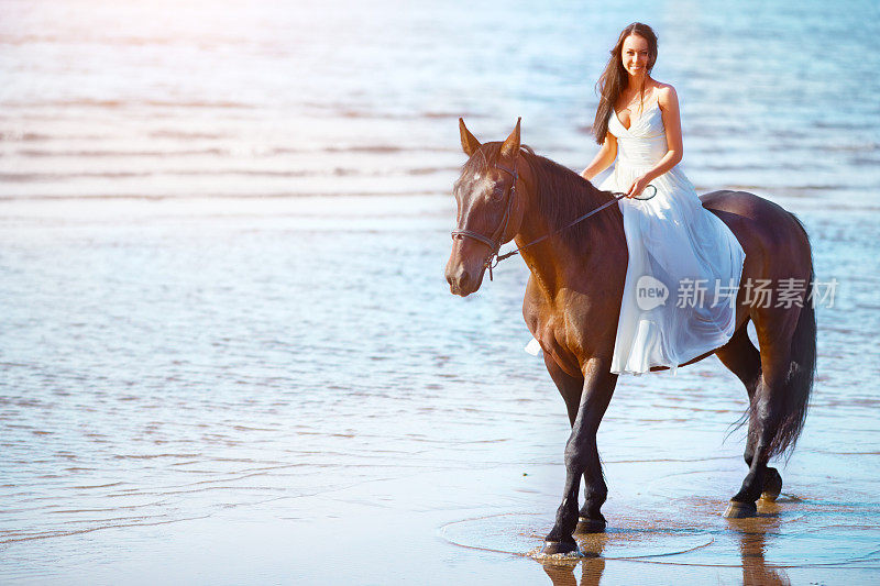 女孩骑着马沿着海滩走