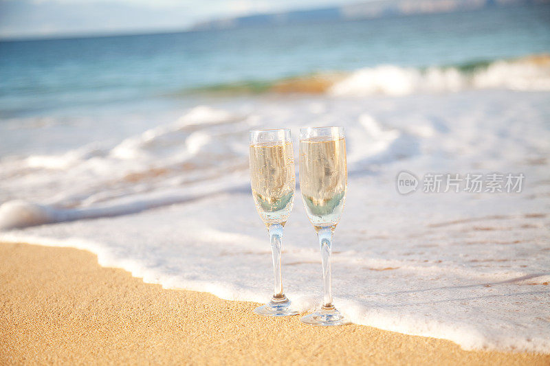 海滩上的香槟笛子