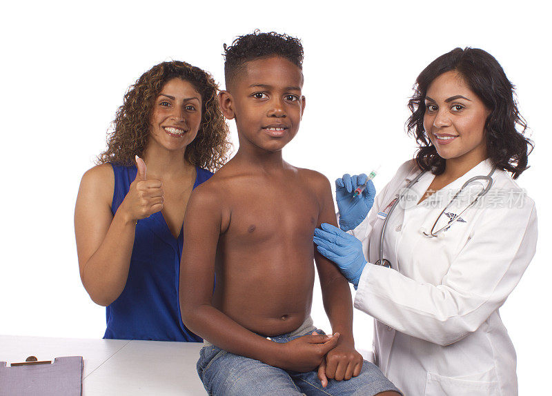 非裔美国男孩在加州接种疫苗
