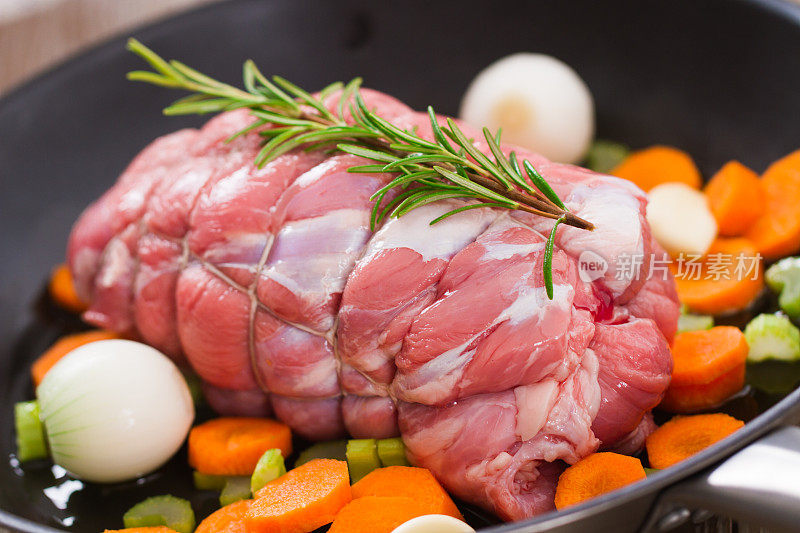 生牛肉在平底锅里烤