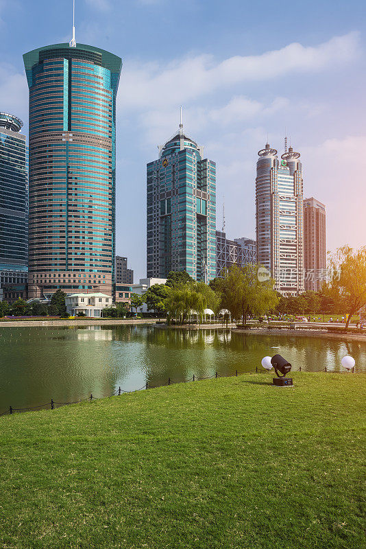 以现代建筑为背景的上海城市公园