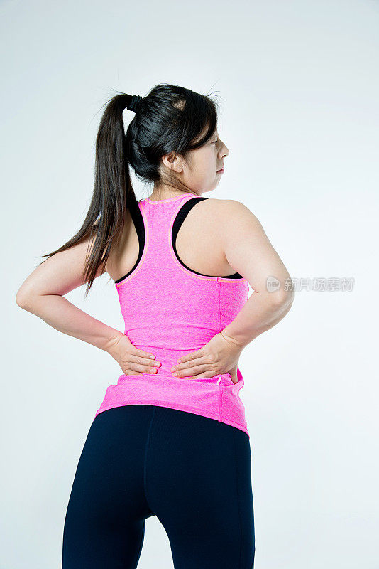 背部疼痛的亚洲女运动员