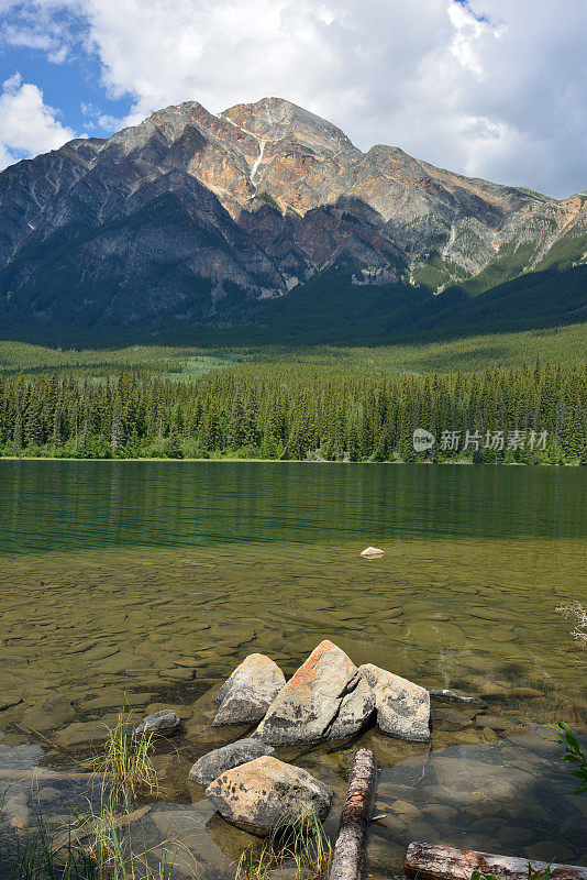 金字塔山与湖景