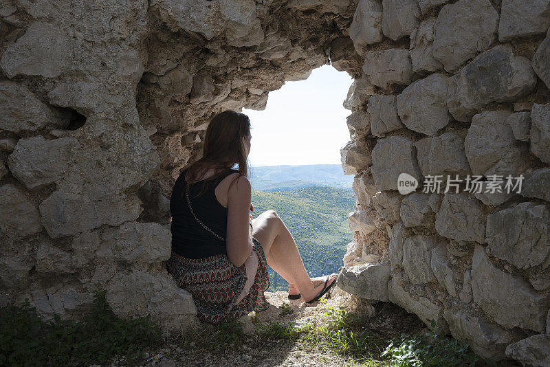 年轻女子在波黑布拉加伊旅行