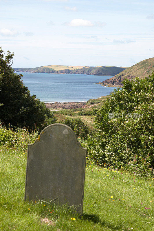 风化的墓碑和大海背景