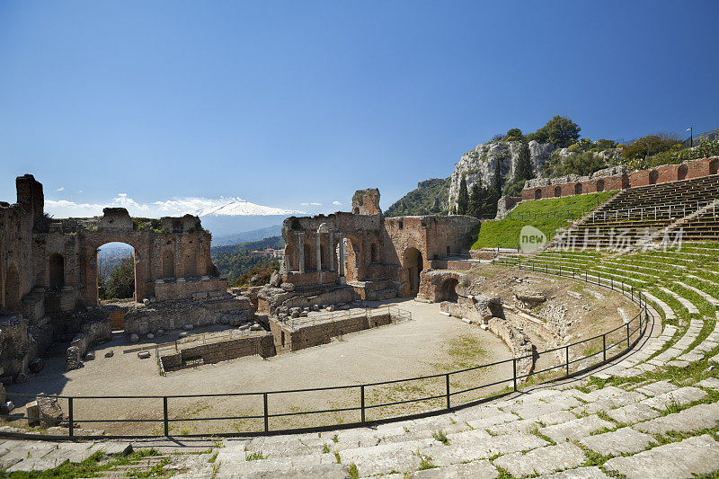 晴朗的一天，意大利西西里岛陶尔米纳的希腊圆形剧场