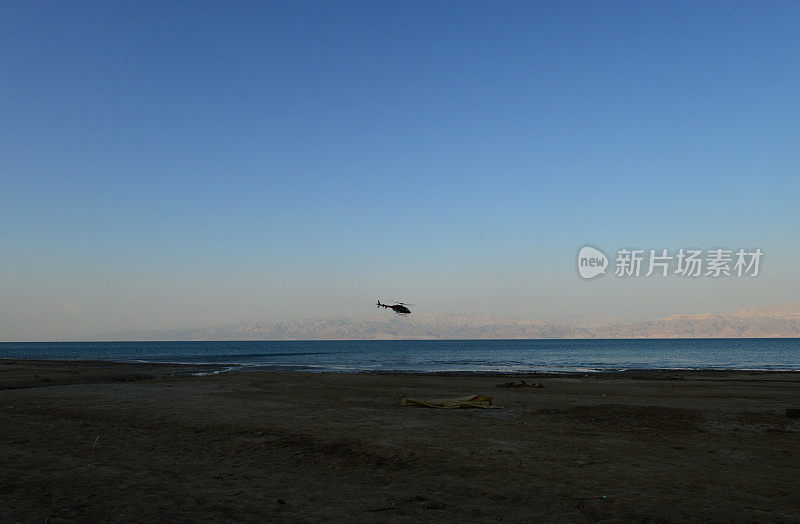 直升机在以色列死海上空飞行