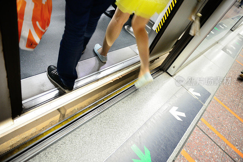 香港乘客在地铁里，运动模糊