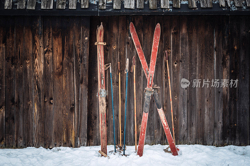 有旧滑雪板的冬季场景