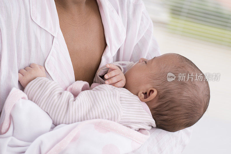 新生婴儿在母亲׳的手中。