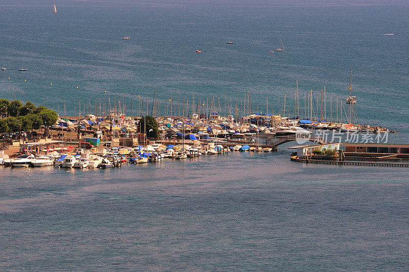 游艇停泊在日内瓦湖岸边