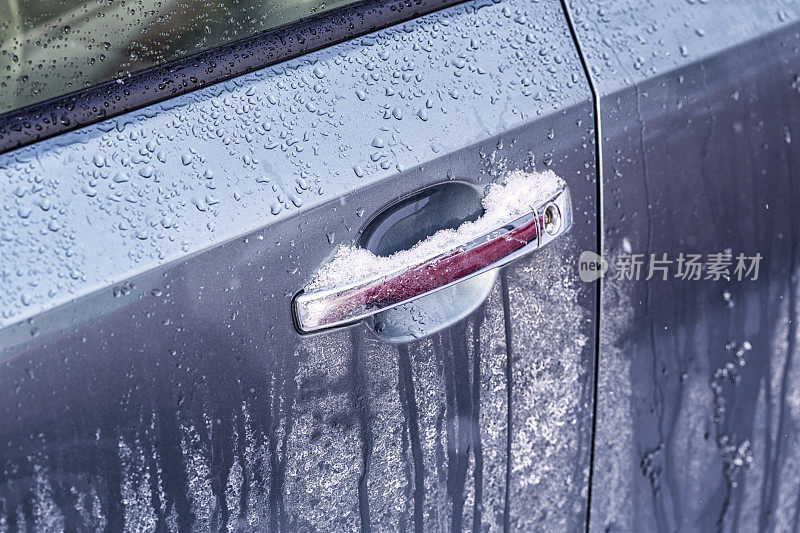 泥泞的冬季雪冰和道路盐在汽车外观