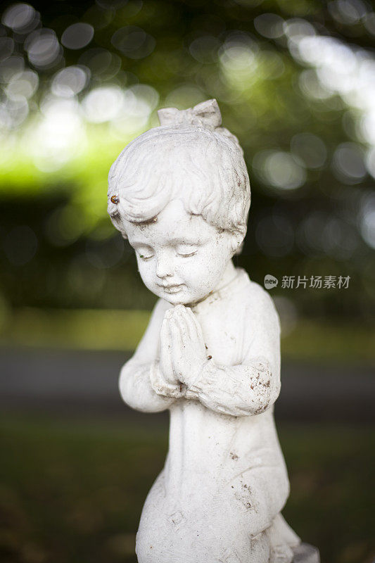 一个小孩子的祈祷雕像