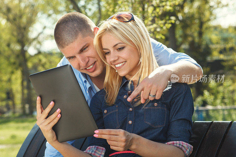 现代年轻夫妇使用数码平板电脑