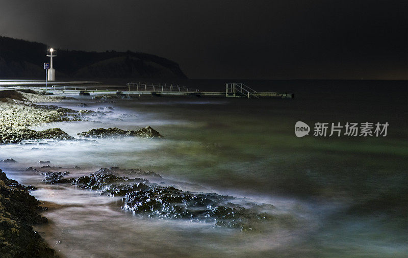 冬季夜晚有风的海景