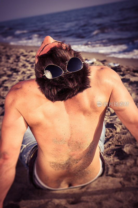 沙滩上的肌肉男