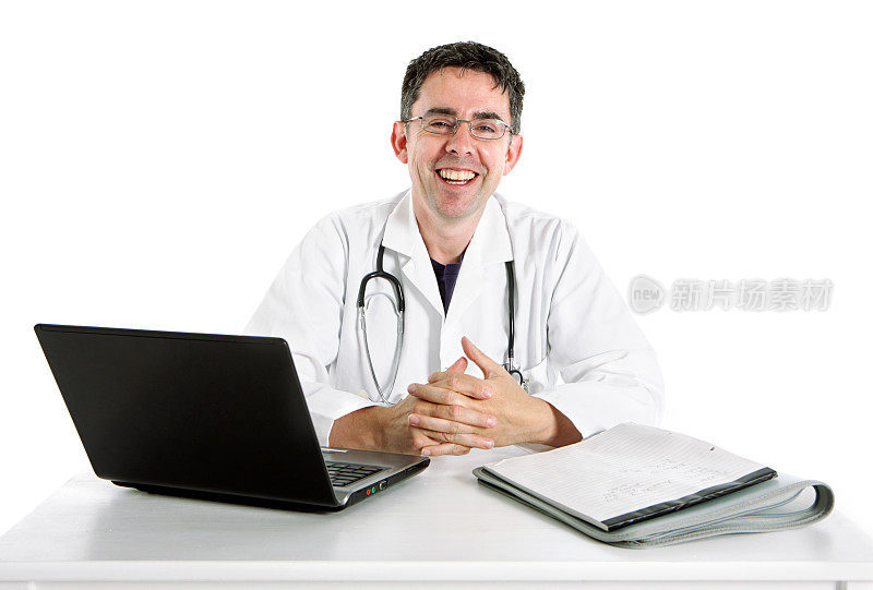照片腰部以上，微笑的医生。