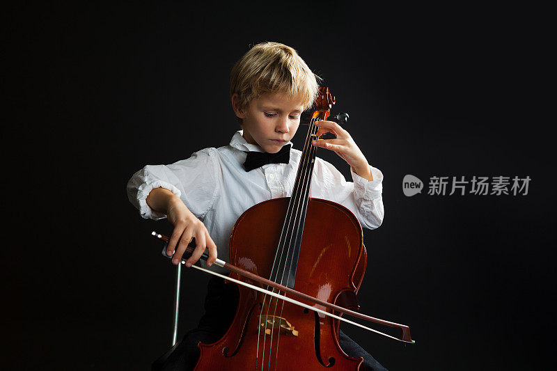 年轻有才华的男孩拉大提琴