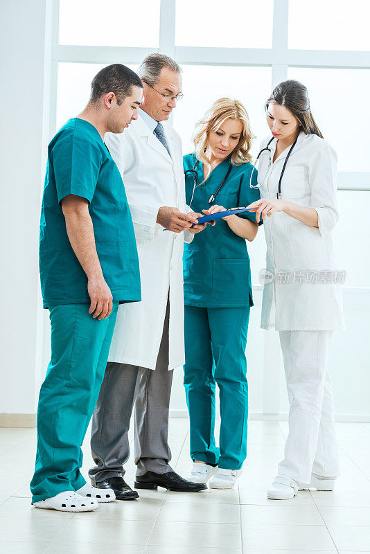 一群医生在看病历。